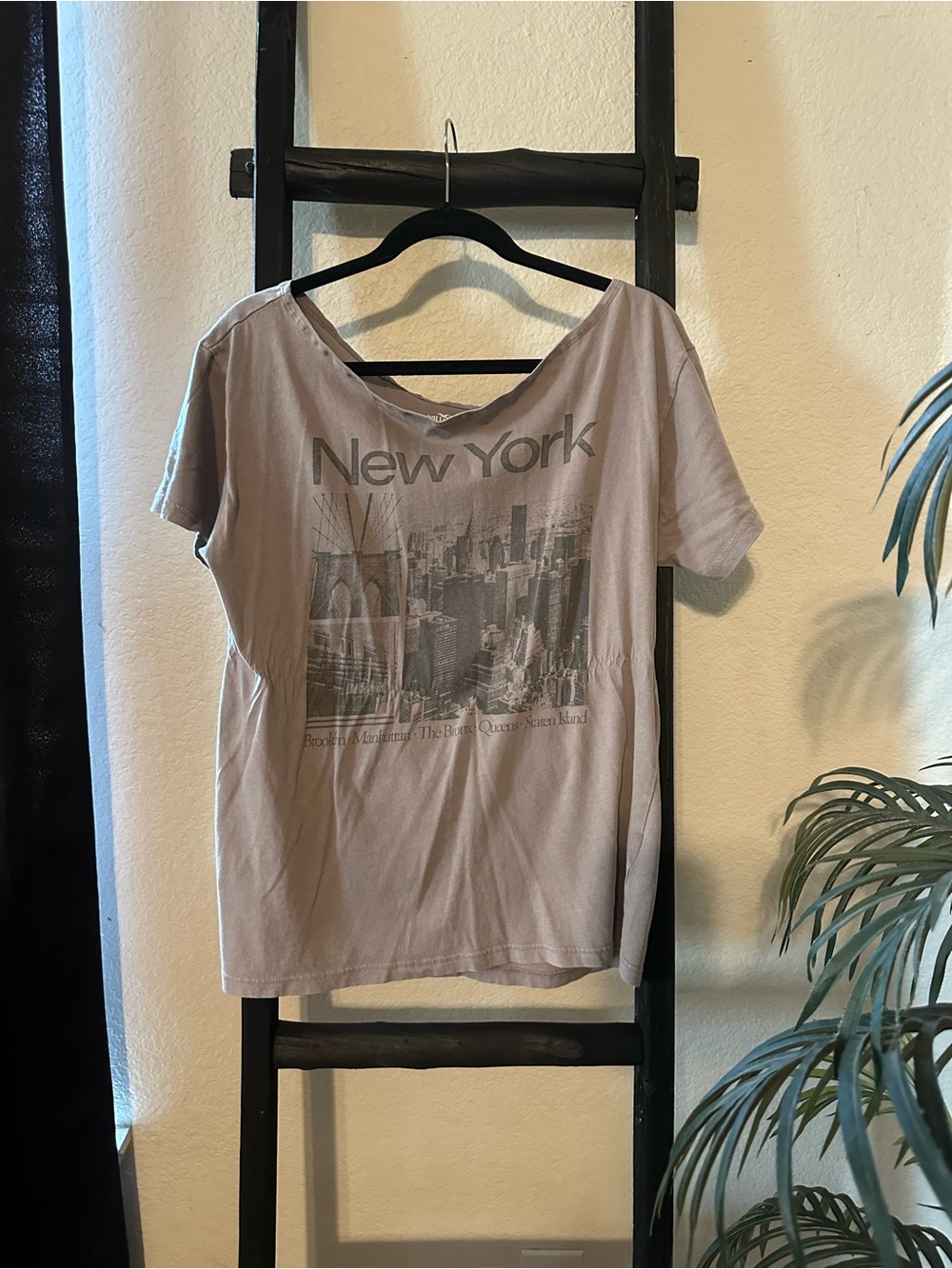 Hollister Taupe New York Graphic Short Sleeve Tee